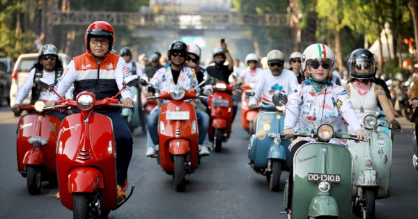 Hari Sumpah Pemuda Keliling Makassar Naik Vespa, Danny Pomanto Sebut Fatmawati Rusdi Skuteris Sejati