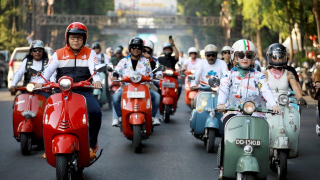 Hari Sumpah Pemuda Keliling Makassar Naik Vespa, Danny Pomanto Sebut Fatmawati Rusdi Skuteris Sejati