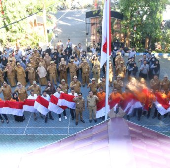 Tindaklanjuti Intruksi Mendagri, Camat Tallo Bagi-Bagi Bendera ke Kelurahan dan Tokoh Masyarakat