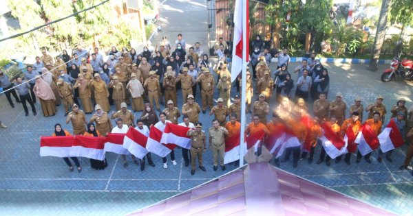 Tindaklanjuti Intruksi Mendagri, Camat Tallo Bagi-Bagi Bendera ke Kelurahan dan Tokoh Masyarakat