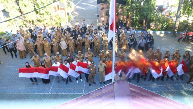 Tindaklanjuti Intruksi Mendagri, Camat Tallo Bagi-Bagi Bendera ke Kelurahan dan Tokoh Masyarakat