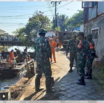 Sekcam Mamajang dan Tripika Bersihkan Kanal di Perbatasan