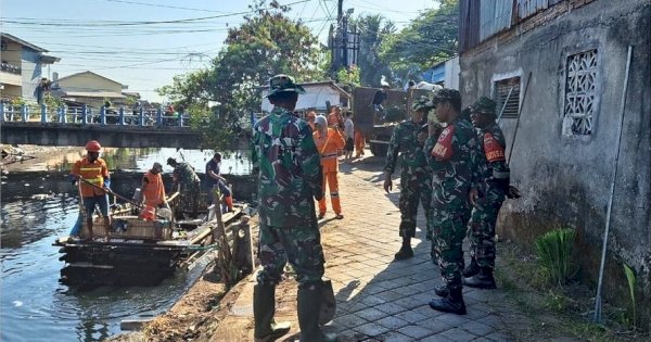 Sekcam Mamajang dan Tripika Bersihkan Kanal di Perbatasan
