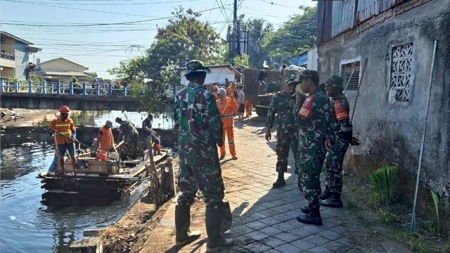 Sekcam Mamajang dan Tripika Bersihkan Kanal di Perbatasan