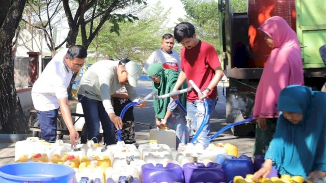 Pendistribusian air bersih di Kelurahan Untia Kecamatan Biringkanaya || foto istimewa