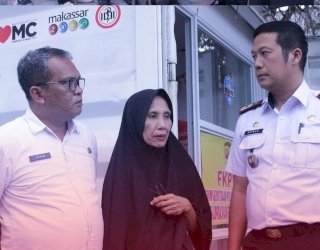 Plt Kadinsos Armin Serahkan Langsung Bantuan Makanan untuk Disabilitas Berat di Bontoala