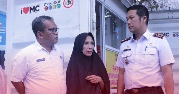 Plt Kadinsos Armin Serahkan Langsung Bantuan Makanan untuk Disabilitas Berat di Bontoala