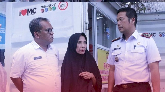 Plt Kadinsos Armin Serahkan Langsung Bantuan Makanan untuk Disabilitas Berat di Bontoala