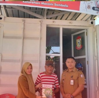 Bagikan Paket Permakanan ke Maccini Sombala, Begini Harapan Plt Kadinsos Makassar Armin Paera