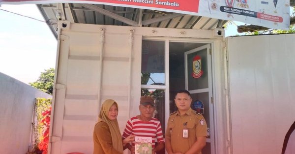 Bagikan Paket Permakanan ke Maccini Sombala, Begini Harapan Plt Kadinsos Makassar Armin Paera