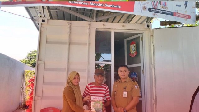 Bagikan Paket Permakanan ke Maccini Sombala, Begini Harapan Plt Kadinsos Makassar Armin Paera
