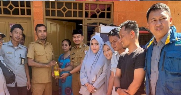 Peduli Korban Kebakaran, Dinsos dan Forum Kemanusiaan Kota Makassar Salurkan Bantuan