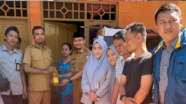 Peduli Korban Kebakaran, Dinsos dan Forum Kemanusiaan Kota Makassar Salurkan Bantuan
