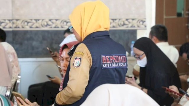 Tim Pengawas BKPSDM Makassar mengawasi tes CAT tenaga Non-ASN Bapenda Makassar, Selasa (5/9). || istimewa 