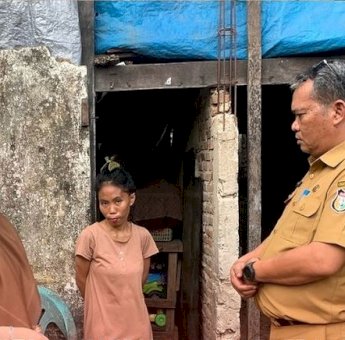 Plt Kadinsos Makassar Turun Langsung Bagikan Bantuan ke Keluarga Anak Stunting