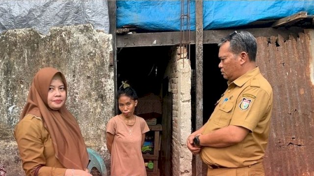 Plt Kadinsos Makassar Turun Langsung Bagikan Bantuan ke Keluarga Anak Stunting