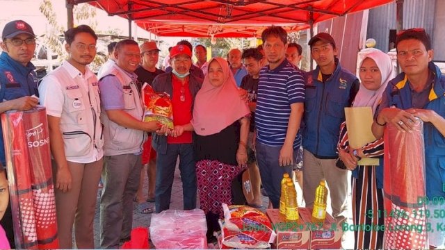 Kembali Distribusi Bantuan, Dinsos Makassar dan FKKM Sambangi Korban Kebakaran di Kapasa