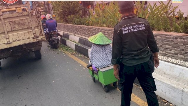 TRC Saribattang Dinsos Makassar Gelar Razia Anjal dan Gepeng, Sasar Kawasan Protokol