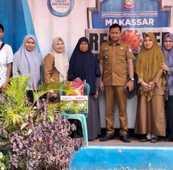Dinsos Makassar Bagikan Langsung Bantuan Lansia Terlantar di Dua Daerah