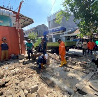 Satgas Pemeliharaan Jalan DPU Makassar Gerak Cepat, Benahi Jalan Rusak di Bandang