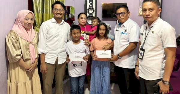 Disdik Makassar Bersama Founder Massikola Salurkan Bantuan Beasiswa ke Warga Barukang