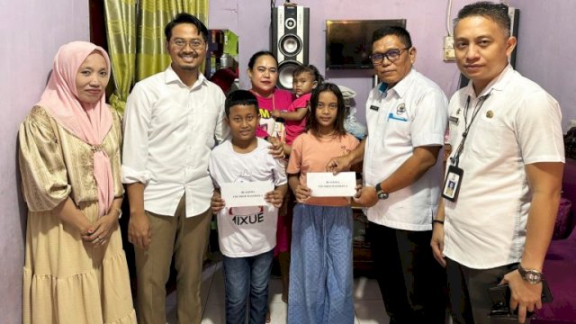 Disdik Makassar Bersama Founder Massikola Salurkan Bantuan Beasiswa ke Warga Barukang