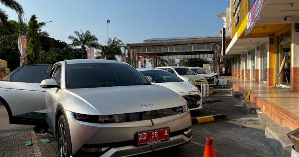 Pimpinan DPRD dan Enam Pejabat Eselon II Pemkot Makassar Dapat Mobil Listrik