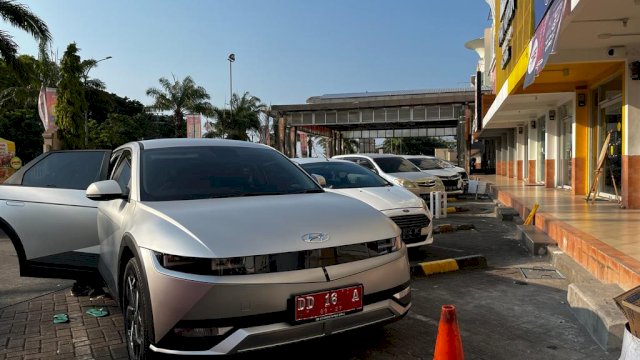 Pimpinan DPRD dan Enam Pejabat Eselon II Pemkot Makassar Dapat Mobil Listrik