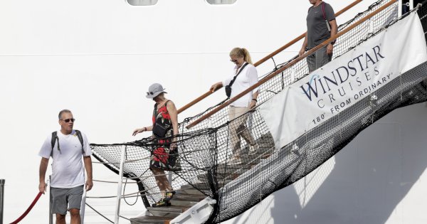 Kapal Pesiar Star Breeze Sandar di Makassar, Bawa 250 Wisatawan Asing