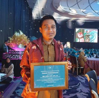 Dukung Gerakan 10 Program Pokok PKK, Kepala Disdukcapil Muh Hatim Diganjar Penghargaan