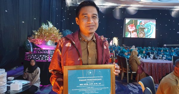 Dukung Gerakan 10 Program Pokok PKK, Kepala Disdukcapil Muh Hatim Diganjar Penghargaan
