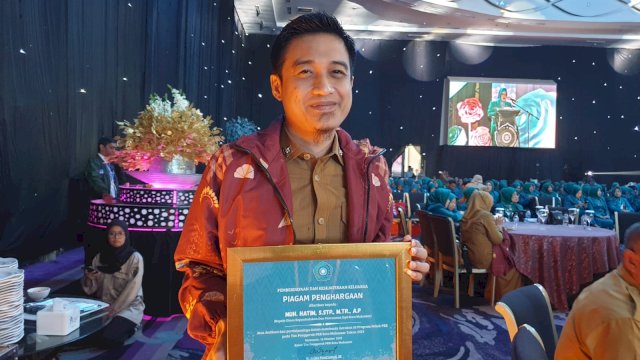 Dukung Gerakan 10 Program Pokok PKK, Kepala Disdukcapil Muh Hatim Diganjar Penghargaan