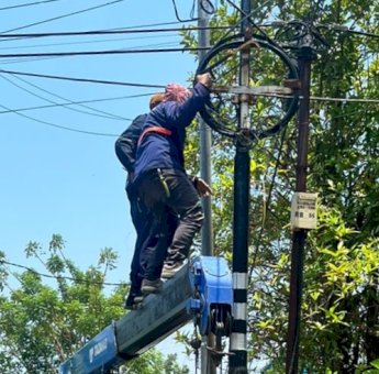 Dinas PU Makassar Kembali Turun Tertibkan Kabel Fiber Optik Ilegal
