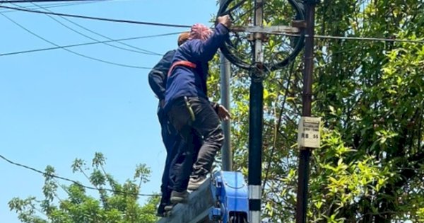 Dinas PU Makassar Kembali Turun Tertibkan Kabel Fiber Optik Ilegal