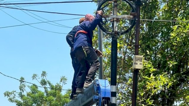Dinas PU Makassar Kembali Turun Tertibkan Kabel Fiber Optik Ilegal