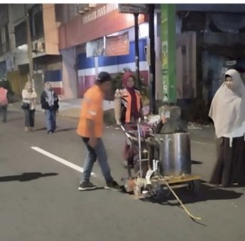 Pastikan Kualitas, Aulia Arsyad Tinjau Langsung Marka Jalan di Bandang