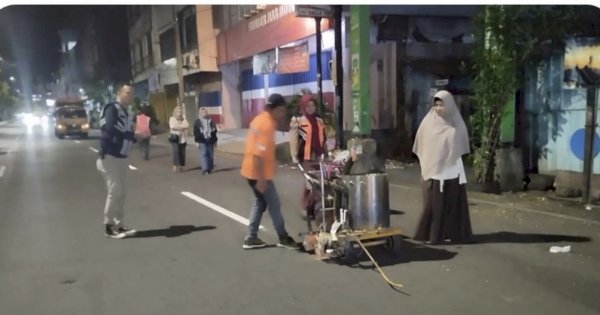 Pastikan Kualitas, Aulia Arsyad Tinjau Langsung Marka Jalan di Bandang