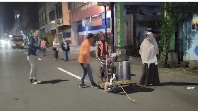 Pastikan Kualitas, Aulia Arsyad Tinjau Langsung Marka Jalan di Bandang