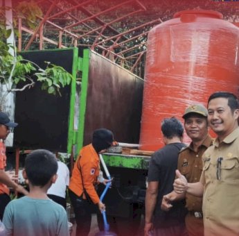 Plt Camat Bontoala Distribusikan Air Bersih ke Warganya