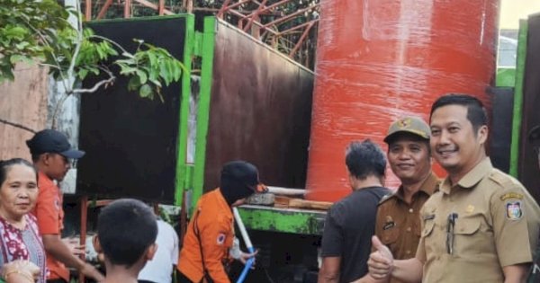 Plt Camat Bontoala Distribusikan Air Bersih ke Warganya