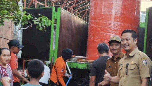 Plt Camat Bontoala Distribusikan Air Bersih ke Warganya