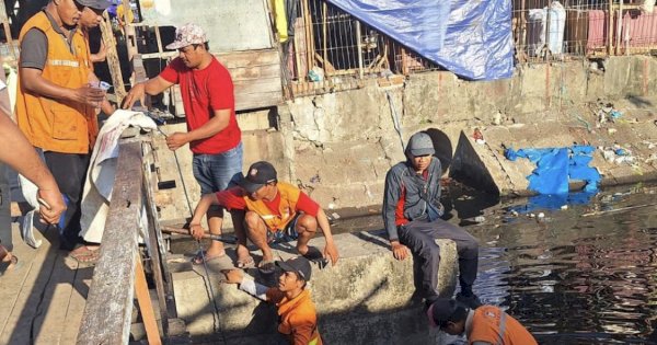 Peringati World Cleanup Day, Satgas Kecamatan Bontoala Bersihkan Kanal