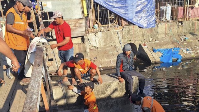 Peringati World Cleanup Day, Satgas Kecamatan Bontoala Bersihkan Kanal