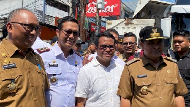 Plt Camat Bontoala Dampingi Gubernur Pantai Harga di Pasar Terong