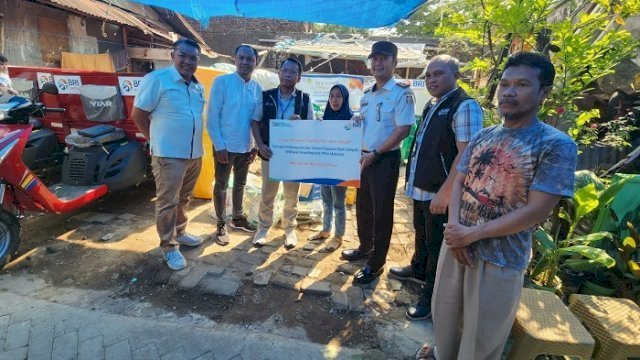 Dukung Bank Sampah, Kecamatan Bontoala Terima CSR dari BRI