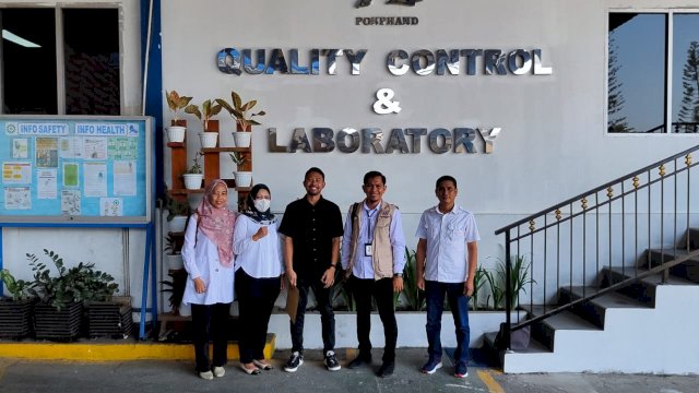 Ambil Sampel, Pastikan Pakan Ternak Penuhi Standar