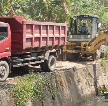 Dinas PU Makassar Turunkan Alat Berat Bersihkan Saluran Sekunder di Kumala Permai