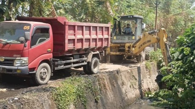 Dinas PU Makassar Turunkan Alat Berat Bersihkan Saluran Sekunder di Kumala Permai