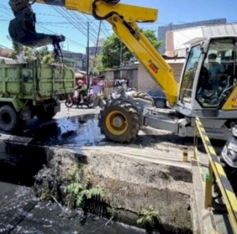 Antisipasi Genangan, Dinas PU Makassar Keruk Saluran Drainase di Utara Kota