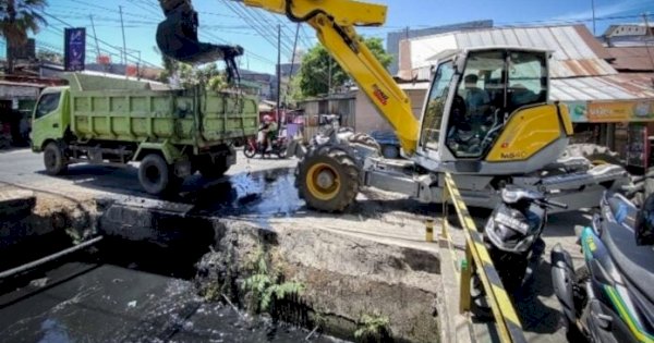 Antisipasi Genangan, Dinas PU Makassar Keruk Saluran Drainase di Utara Kota